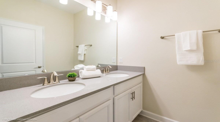 DAVENPORT, Florida 33896, 5 Bedrooms Bedrooms, ,4 BathroomsBathrooms,Residential,For Sale,STINGER,0,MFRO6388447