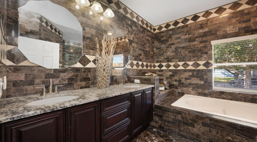 Primary en-suite bath.