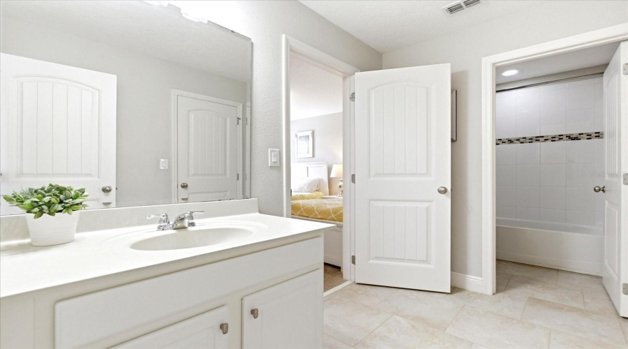 DAVENPORT, Florida 33837, 6 Bedrooms Bedrooms, ,5 BathroomsBathrooms,Residential,For Sale,OAKVIEW,0,MFRO6387731