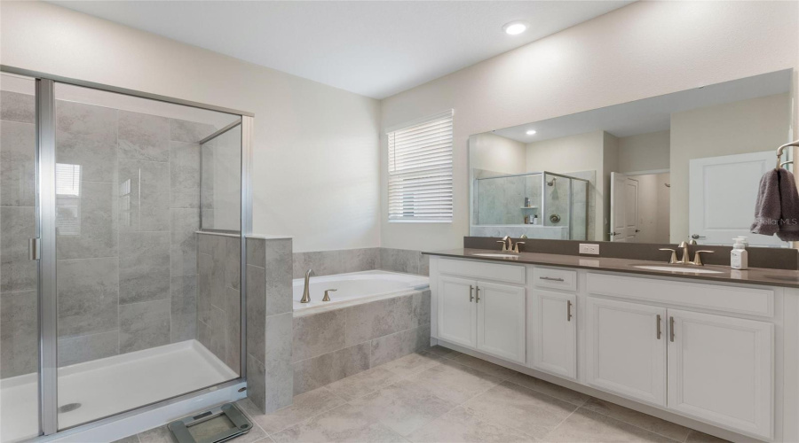 DAVENPORT, Florida 33896, 4 Bedrooms Bedrooms, ,3 BathroomsBathrooms,Residential,For Sale,FALLEN OAK DR,0,MFRS5145325