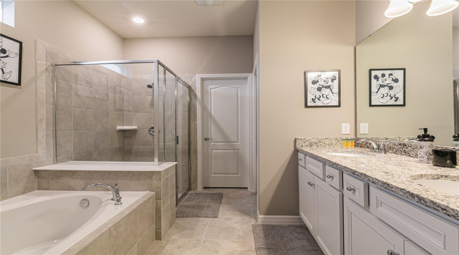 DAVENPORT, Florida 33837, 5 Bedrooms Bedrooms, ,5 BathroomsBathrooms,Residential,For Sale,OAKMOSS,0,MFRO6388379