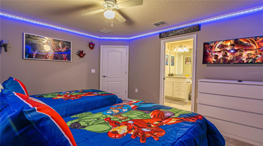 DAVENPORT, Florida 33837, 5 Bedrooms Bedrooms, ,5 BathroomsBathrooms,Residential,For Sale,OAKMOSS,0,MFRO6388379