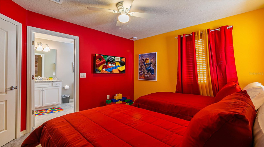 DAVENPORT, Florida 33837, 5 Bedrooms Bedrooms, ,5 BathroomsBathrooms,Residential,For Sale,OAKMOSS,0,MFRO6388379