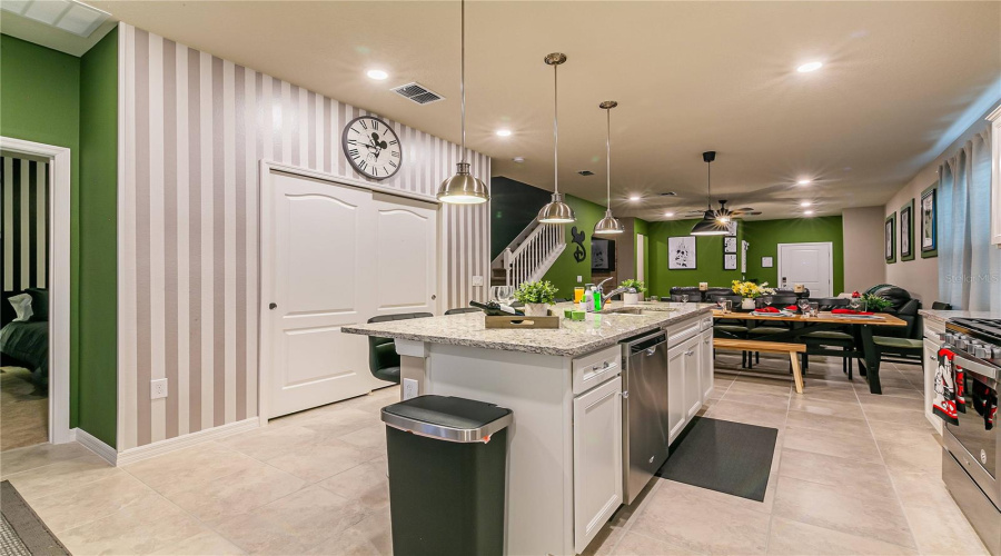 DAVENPORT, Florida 33837, 5 Bedrooms Bedrooms, ,5 BathroomsBathrooms,Residential,For Sale,OAKMOSS,0,MFRO6388379