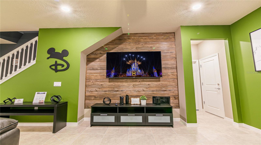 DAVENPORT, Florida 33837, 5 Bedrooms Bedrooms, ,5 BathroomsBathrooms,Residential,For Sale,OAKMOSS,0,MFRO6388379