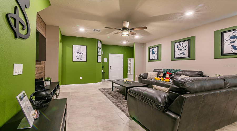 DAVENPORT, Florida 33837, 5 Bedrooms Bedrooms, ,5 BathroomsBathrooms,Residential,For Sale,OAKMOSS,0,MFRO6388379