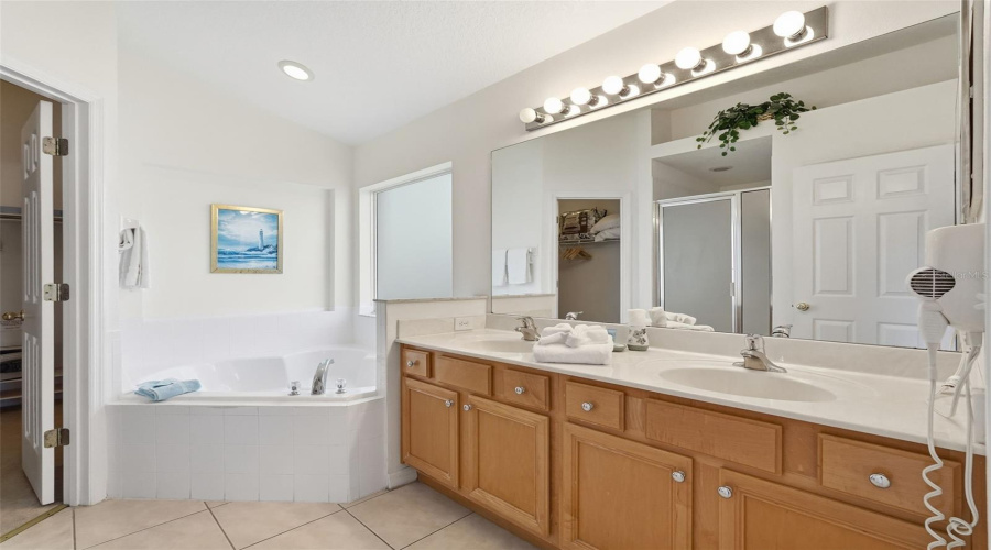 KISSIMMEE, Florida 34747, 5 Bedrooms Bedrooms, ,3 BathroomsBathrooms,Residential,For Sale,SUNRISE KEY,0,MFRTB8458096