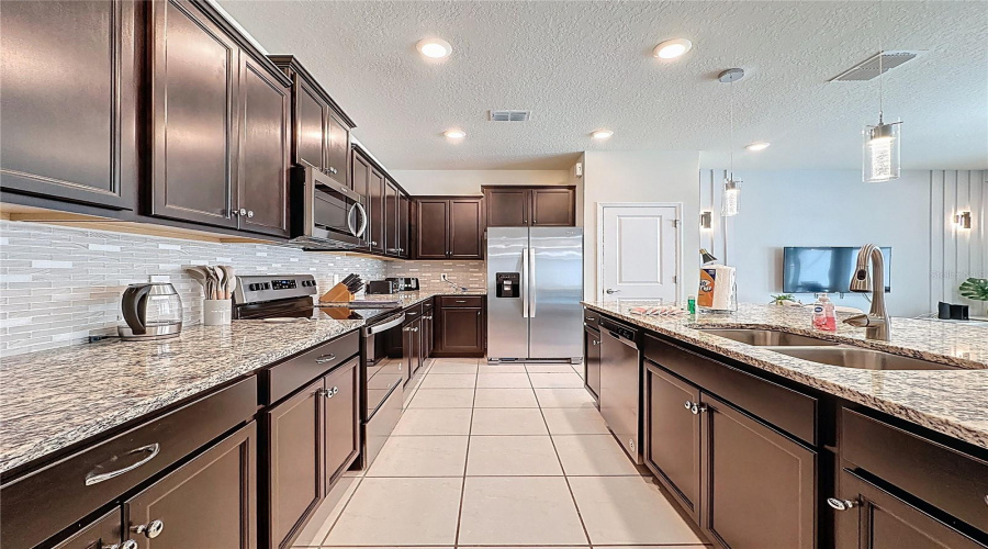 DAVENPORT, Florida 33897, 5 Bedrooms Bedrooms, ,4 BathroomsBathrooms,Residential,For Sale,LAVA TREE,0,MFRS5144197