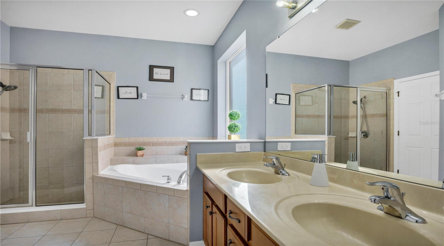 DAVENPORT, Florida 33837, 6 Bedrooms Bedrooms, ,4 BathroomsBathrooms,Residential,For Sale,ORANGE COSMOS,0,MFRP4938091