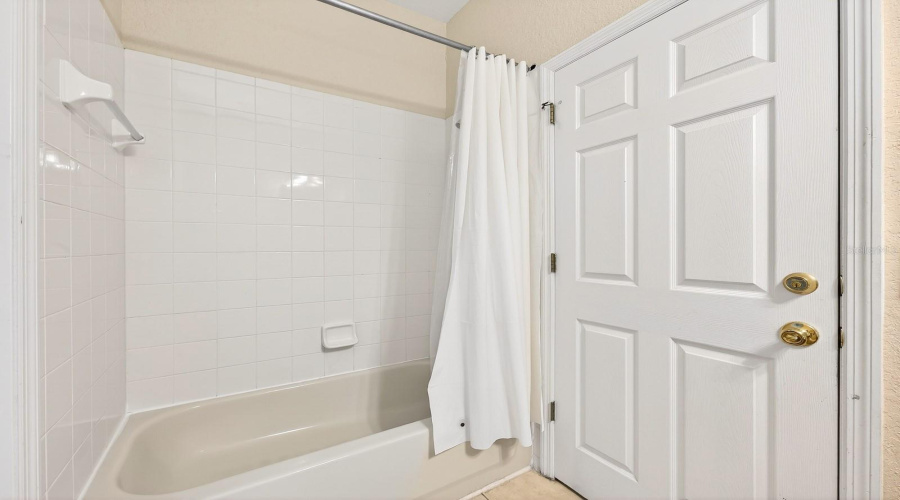 Main floor full bath.