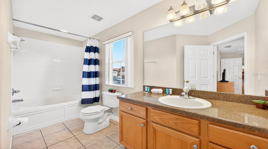 Primary en-suite bath.