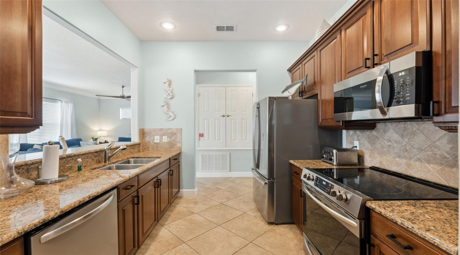 KISSIMMEE, Florida 34747, 4 Bedrooms Bedrooms, ,4 BathroomsBathrooms,Residential,For Sale,FAIRVIEW CIRCLE,0,MFRO6389613