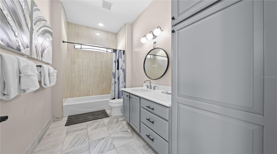 upstairs hall bath between bedrooms 3 and 4