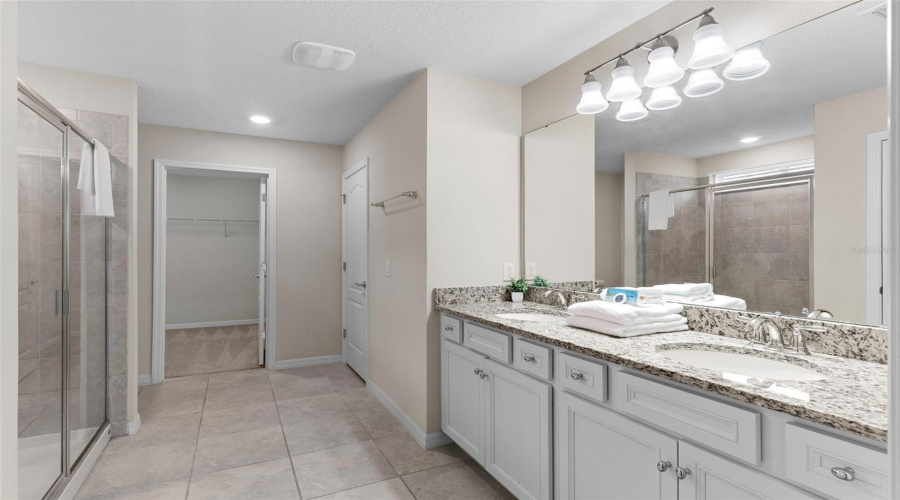 DAVENPORT, Florida 33837, 5 Bedrooms Bedrooms, ,4 BathroomsBathrooms,Residential,For Sale,OAKMOSS,0,MFRP4938051