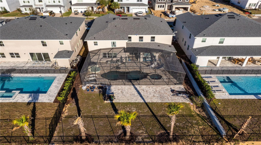 Extra paved area for pergola or relaxing