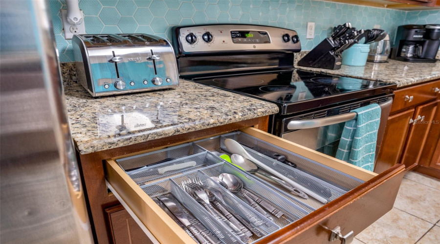 DAVENPORT, Florida 33896, 6 Bedrooms Bedrooms, ,3 BathroomsBathrooms,Residential,For Sale,CYPRESS POINTE,0,MFRS5145636