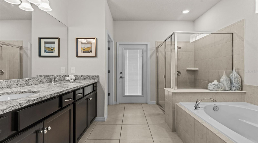 DAVENPORT, Florida 33897, 7 Bedrooms Bedrooms, ,5 BathroomsBathrooms,Residential,For Sale,KONA,0,MFRO6388686