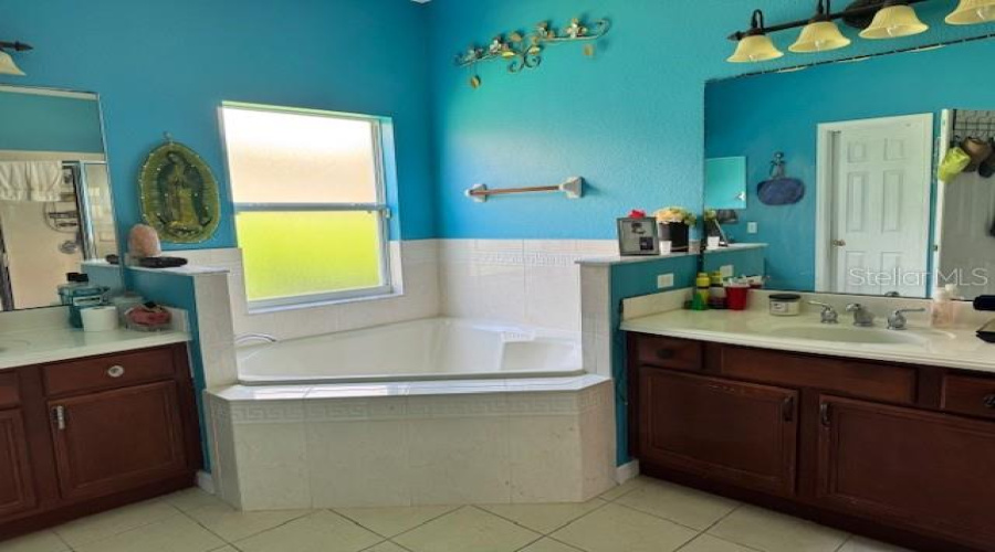 KISSIMMEE, Florida 34746, 5 Bedrooms Bedrooms, ,4 BathroomsBathrooms,Residential,For Sale,GOLDEN FEATHER,0,MFRS5145732