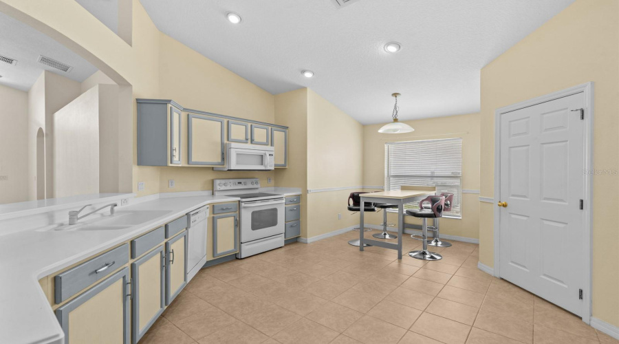 DAVENPORT, Florida 33897, 4 Bedrooms Bedrooms, ,3 BathroomsBathrooms,Residential,For Sale,TROON CIR,0,MFRO6390376