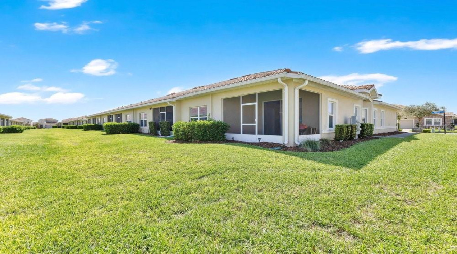 DAVENPORT, Florida 33896, 2 Bedrooms Bedrooms, ,2 BathroomsBathrooms,Residential,For Sale,QUAKER RIDGE,0,MFRO6390847