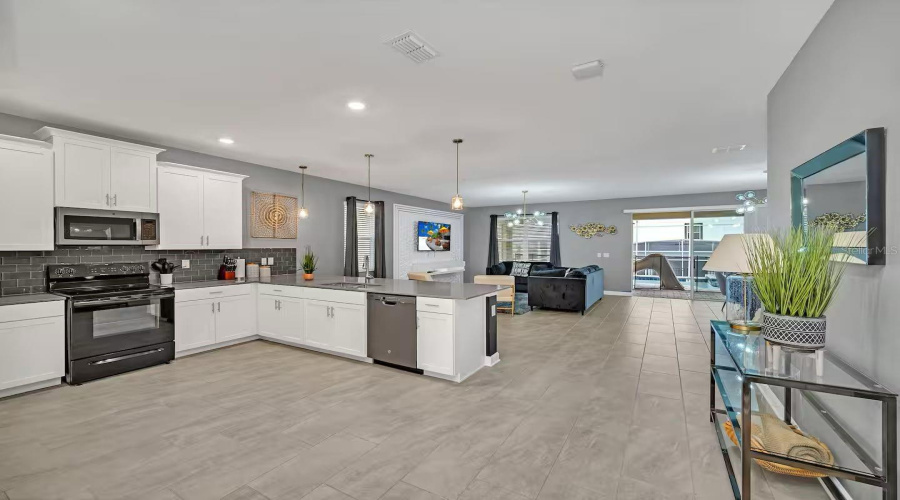 DAVENPORT, Florida 33896, 8 Bedrooms Bedrooms, ,5 BathroomsBathrooms,Residential,For Sale,CHALLENGE,0,MFRTB8486873