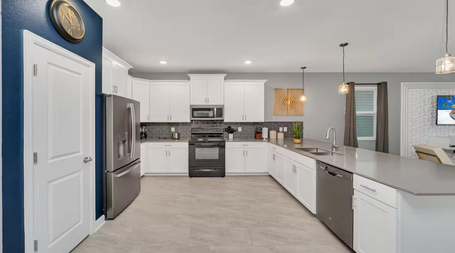 DAVENPORT, Florida 33896, 8 Bedrooms Bedrooms, ,5 BathroomsBathrooms,Residential,For Sale,CHALLENGE,0,MFRTB8486873