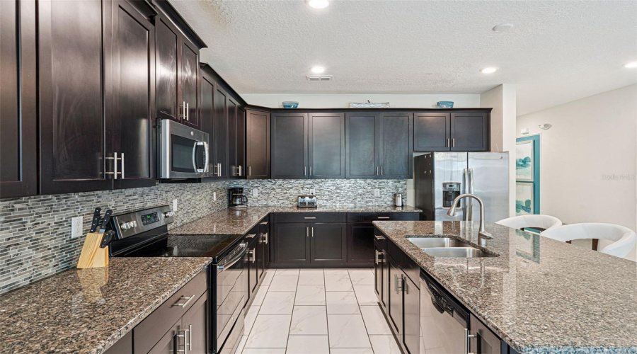 DAVENPORT, Florida 33896, 6 Bedrooms Bedrooms, ,5 BathroomsBathrooms,Residential,For Sale,TEMPO,0,MFRO6390386