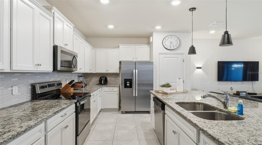 DAVENPORT, Florida 33897, 5 Bedrooms Bedrooms, ,4 BathroomsBathrooms,Residential,For Sale,JETTY,0,MFRO6391286