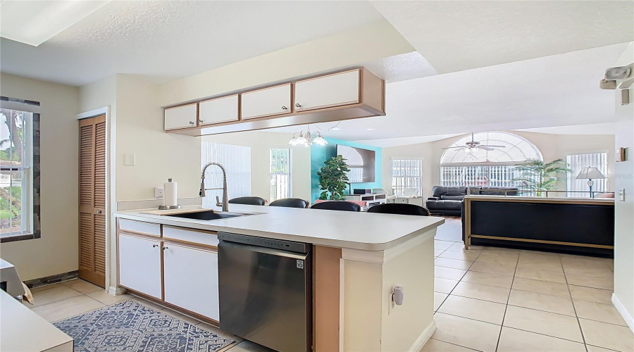 KISSIMMEE, Florida 34747, 4 Bedrooms Bedrooms, ,3 BathroomsBathrooms,Residential,For Sale,KNIGHTSBRIDGE,0,MFRO6391236