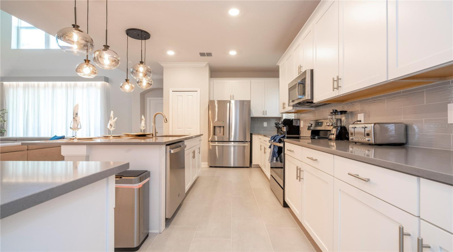 DAVENPORT, Florida 33896, 6 Bedrooms Bedrooms, ,5 BathroomsBathrooms,Residential,For Sale,TAKEAWAY,0,MFRS5145952