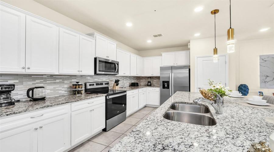 DAVENPORT, Florida 33897, 5 Bedrooms Bedrooms, ,4 BathroomsBathrooms,Residential,For Sale,PARADISE,0,MFRO6391388