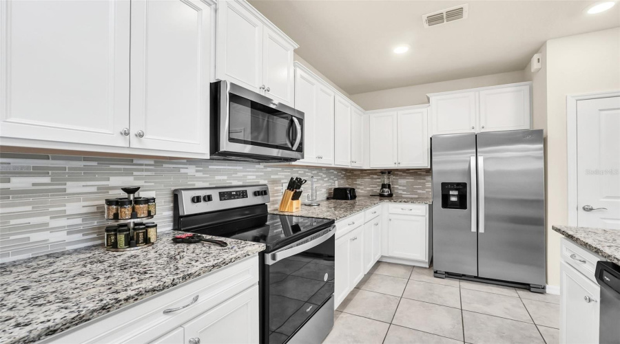 DAVENPORT, Florida 33897, 5 Bedrooms Bedrooms, ,4 BathroomsBathrooms,Residential,For Sale,PARADISE,0,MFRO6391388