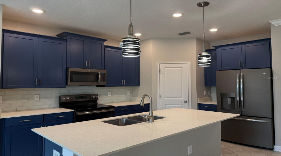 DAVENPORT, Florida 33896, 3 Bedrooms Bedrooms, ,2 BathroomsBathrooms,Residential,For Sale,BUNKER,0,MFRTB8427051