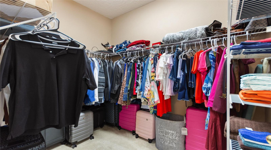WALK-IN CLOSET