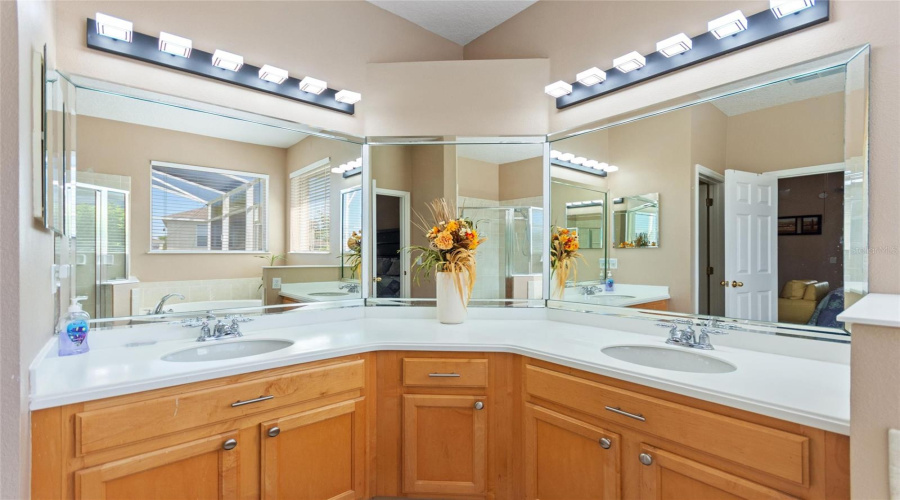 MASTER BATH W/DUAL SINKS