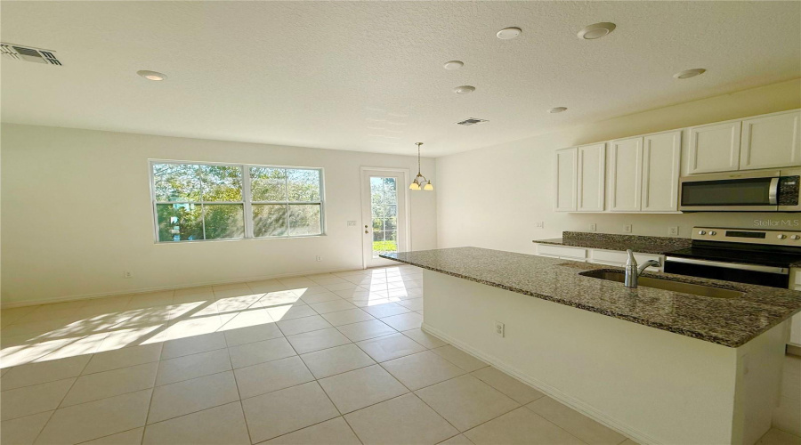 DAVENPORT, Florida 33896, 3 Bedrooms Bedrooms, ,2 BathroomsBathrooms,Residential,For Sale,DISCOVERY,0,MFRO6392544