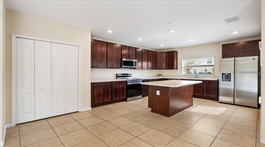 KISSIMMEE, Florida 34746, 3 Bedrooms Bedrooms, ,2 BathroomsBathrooms,Residential,For Sale,CORAL CASTLE,0,MFRO6390476
