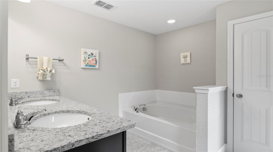 DAVENPORT, Florida 33837, 5 Bedrooms Bedrooms, ,4 BathroomsBathrooms,Residential,For Sale,WILDWOOD,0,MFRO6302043