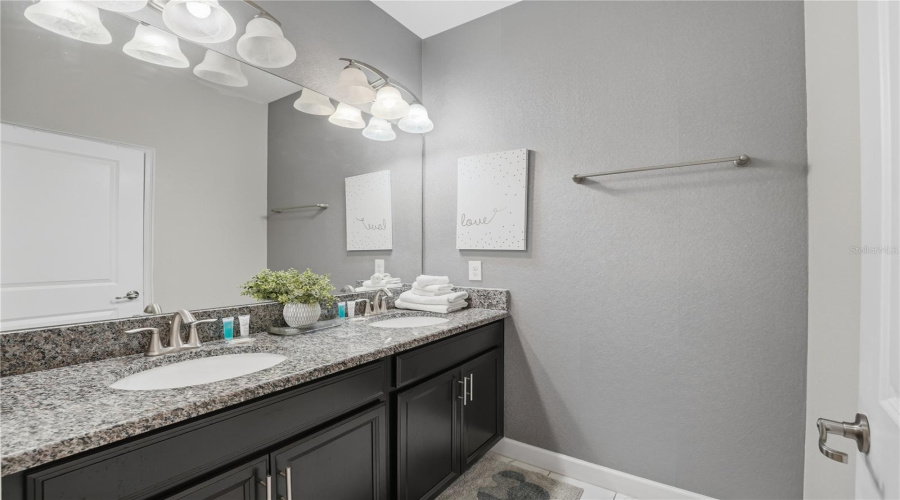 DAVENPORT, Florida 33896, 5 Bedrooms Bedrooms, ,4 BathroomsBathrooms,Residential,For Sale,MOON VALLEY,0,MFRO6307337