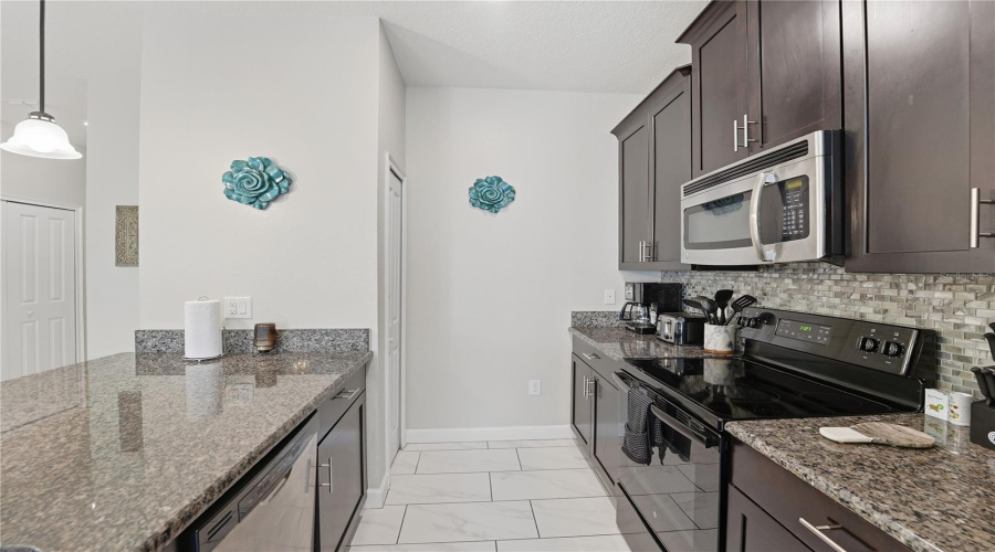 DAVENPORT, Florida 33896, 5 Bedrooms Bedrooms, ,4 BathroomsBathrooms,Residential,For Sale,MOON VALLEY,0,MFRO6307337