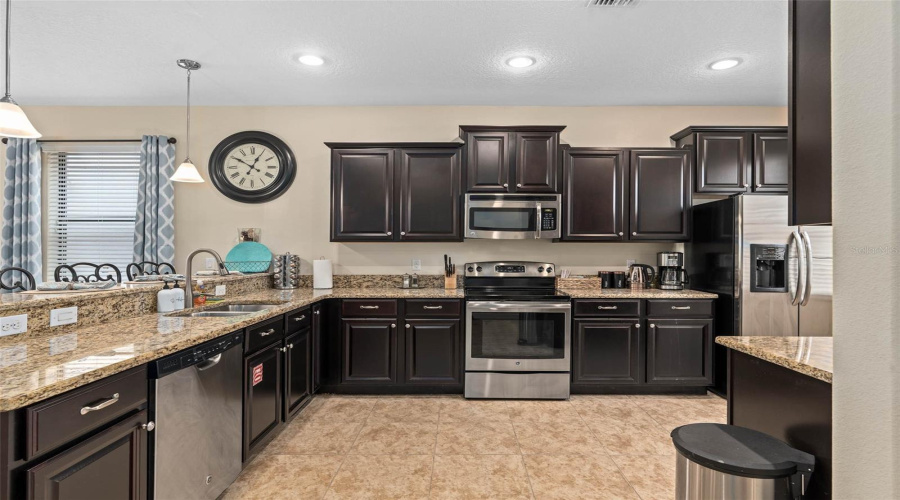 DAVENPORT, Florida 33896, 5 Bedrooms Bedrooms, ,4 BathroomsBathrooms,Residential,For Sale,MOON VALLEY,0,MFRFC317023