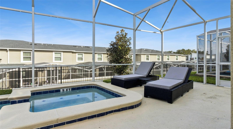Outdoor Enclosed Jacuzzi and Lounge Area
