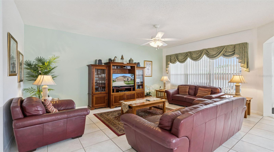 DAVENPORT, Florida 33897, 4 Bedrooms Bedrooms, ,3 BathroomsBathrooms,Residential,For Sale,BLOOMINGDALE,0,MFRS5146553