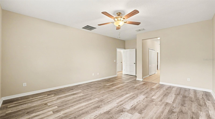 KISSIMMEE, Florida 34746, 4 Bedrooms Bedrooms, ,2 BathroomsBathrooms,Residential,For Sale,EAGLE CLIFF,0,MFRO6393508