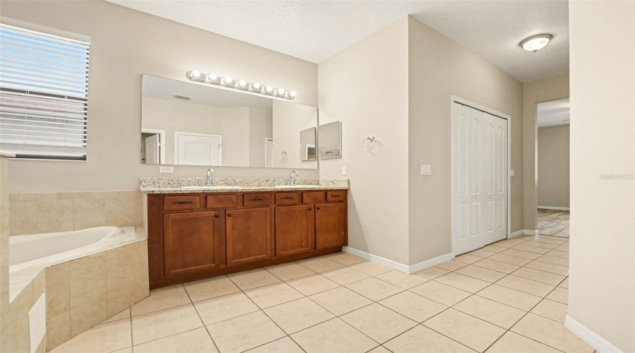KISSIMMEE, Florida 34746, 4 Bedrooms Bedrooms, ,2 BathroomsBathrooms,Residential,For Sale,EAGLE CLIFF,0,MFRO6393508