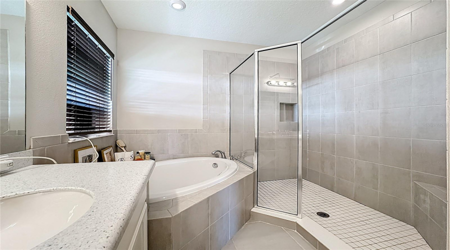 KISSIMMEE, Florida 34746, 5 Bedrooms Bedrooms, ,4 BathroomsBathrooms,Residential,For Sale,CARRICK BEND,0,MFRTB8455695