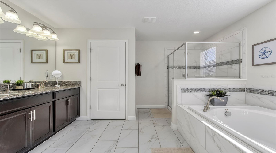 DAVENPORT, Florida 33896, 6 Bedrooms Bedrooms, ,6 BathroomsBathrooms,Residential,For Sale,MOON VALLEY,0,MFRO6393737