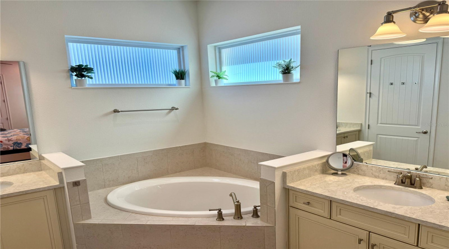 KISSIMMEE, Florida 34747, 4 Bedrooms Bedrooms, ,4 BathroomsBathrooms,Residential,For Sale,KNEE DEEP,0,MFRO6393521