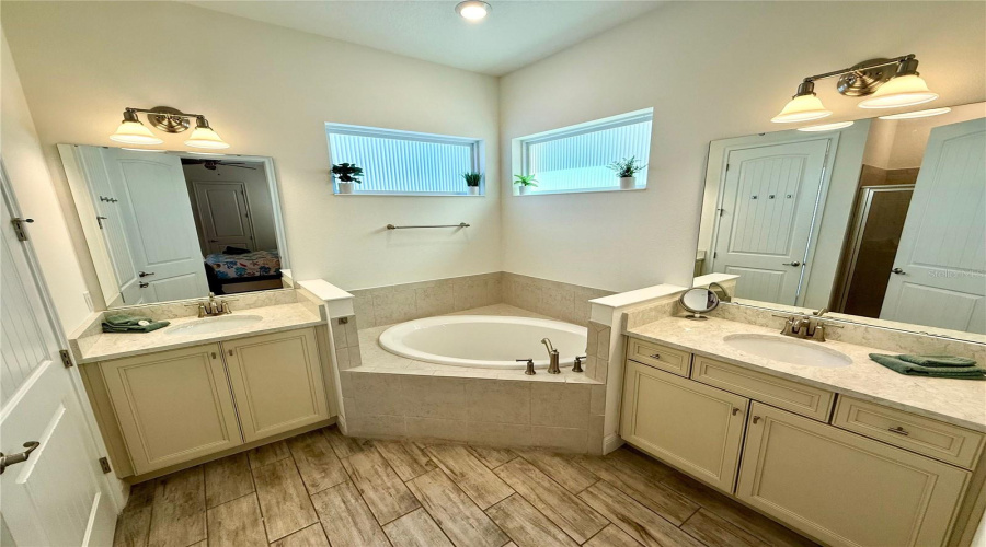 KISSIMMEE, Florida 34747, 4 Bedrooms Bedrooms, ,4 BathroomsBathrooms,Residential,For Sale,KNEE DEEP,0,MFRO6393521