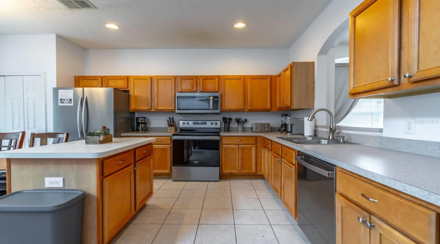 KISSIMMEE, Florida 34747, 7 Bedrooms Bedrooms, ,4 BathroomsBathrooms,Residential,For Sale,SUNRISE KEY,0,MFRO6388410